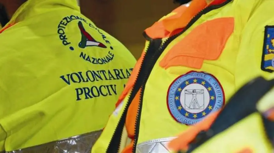 Allerta arancione sul Tirreno: venti forti e mareggiate, la Protezione Civile invita alla prudenza\n