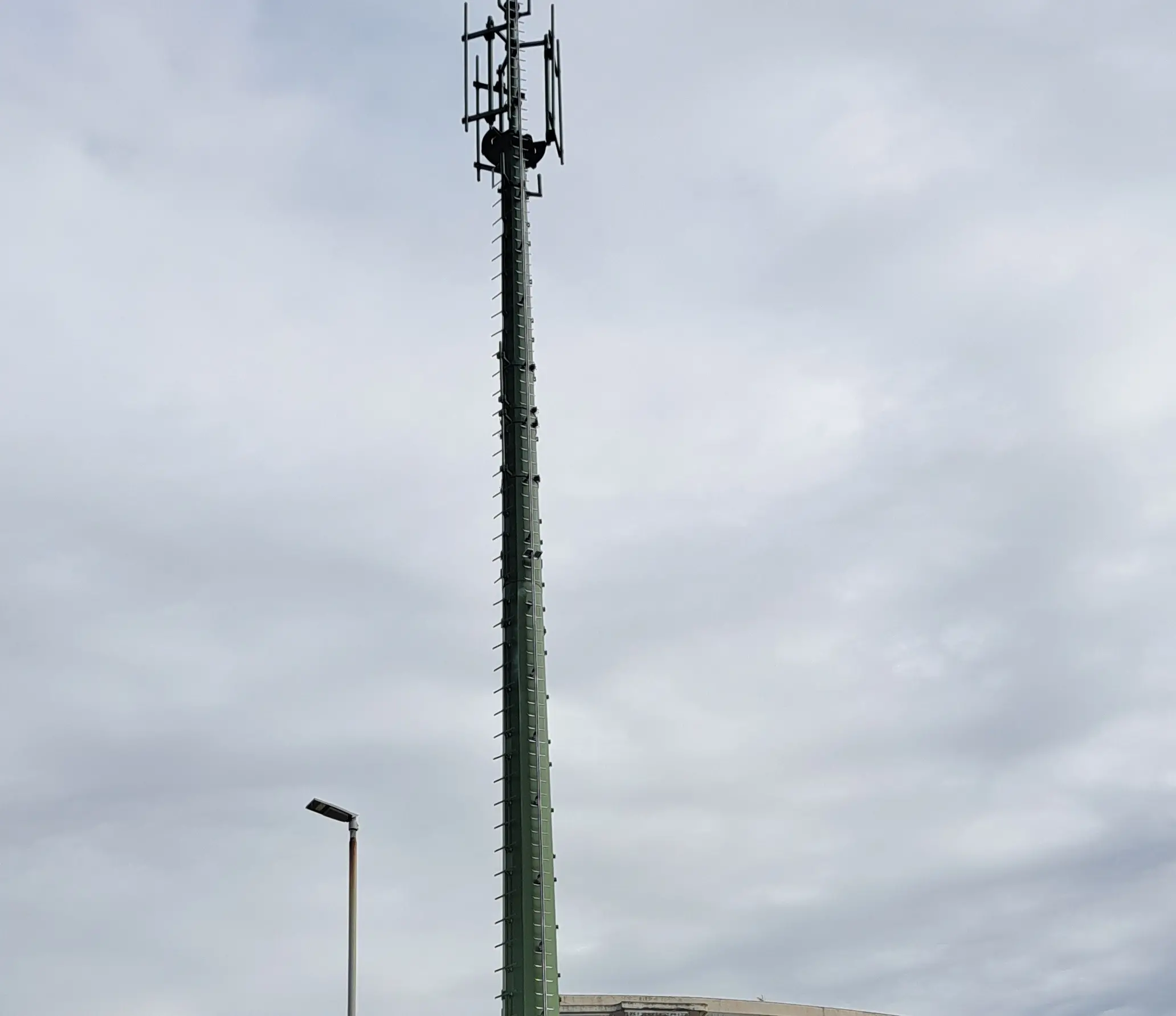Reggio Calabria, allarme in Contrada Gagliardi per l’installazione di una mega antenna\n