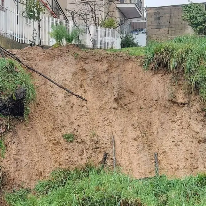 Smottamento a Rovito dopo le piogge: detriti sulla strada di collegamento\n