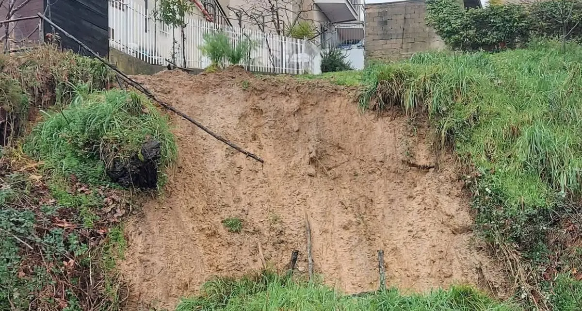 Smottamento a Rovito dopo le piogge: detriti sulla strada di collegamento\n