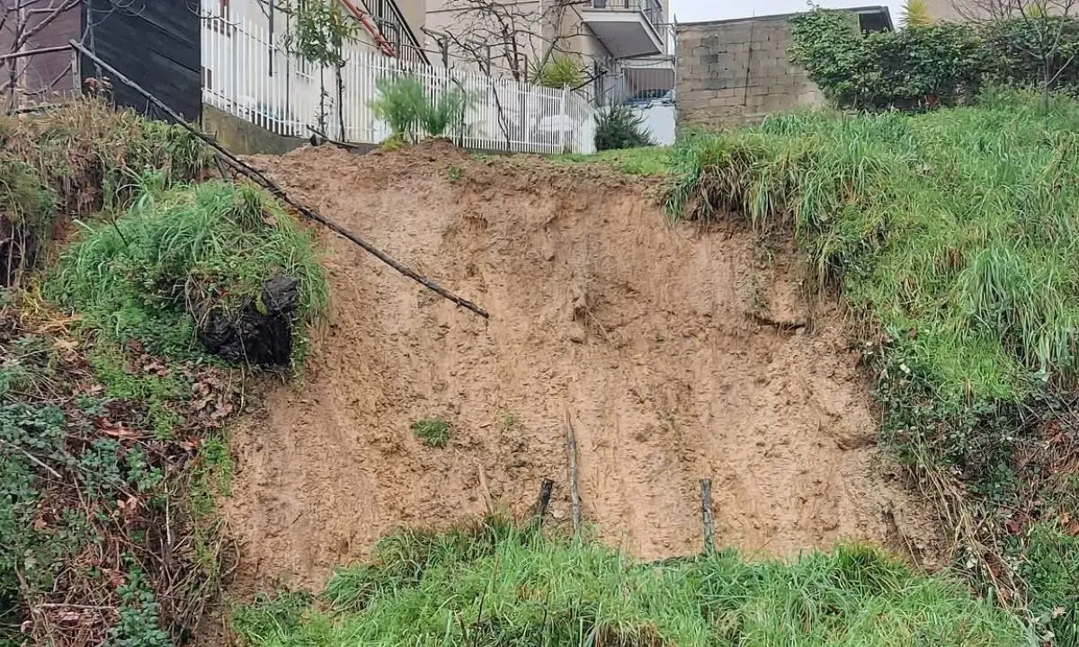 Smottamento a Rovito dopo le piogge: detriti sulla strada di collegamento\n