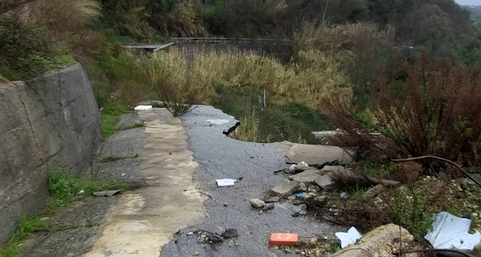 Vivere sull’orlo del precipizio, a San Calogero la frana fa ancora spavento: «Ogni volta che piove temiamo di fare la fine di Niscemi»\n