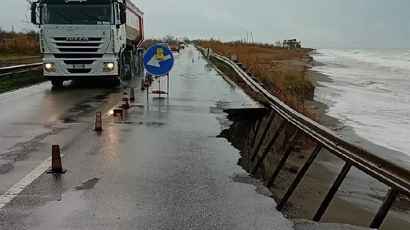 <p>Erosione costiera, in Calabria fondi stanziati e interventi fermi: il Pd chiede chiarezza sui progetti </p>