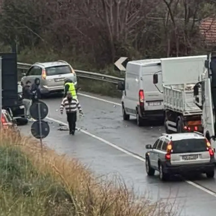 Incidente sulla SS18 a Sangineto: quattro auto coinvolte\n