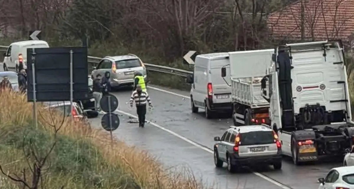 Incidente sulla SS18 a Sangineto: quattro auto coinvolte\n