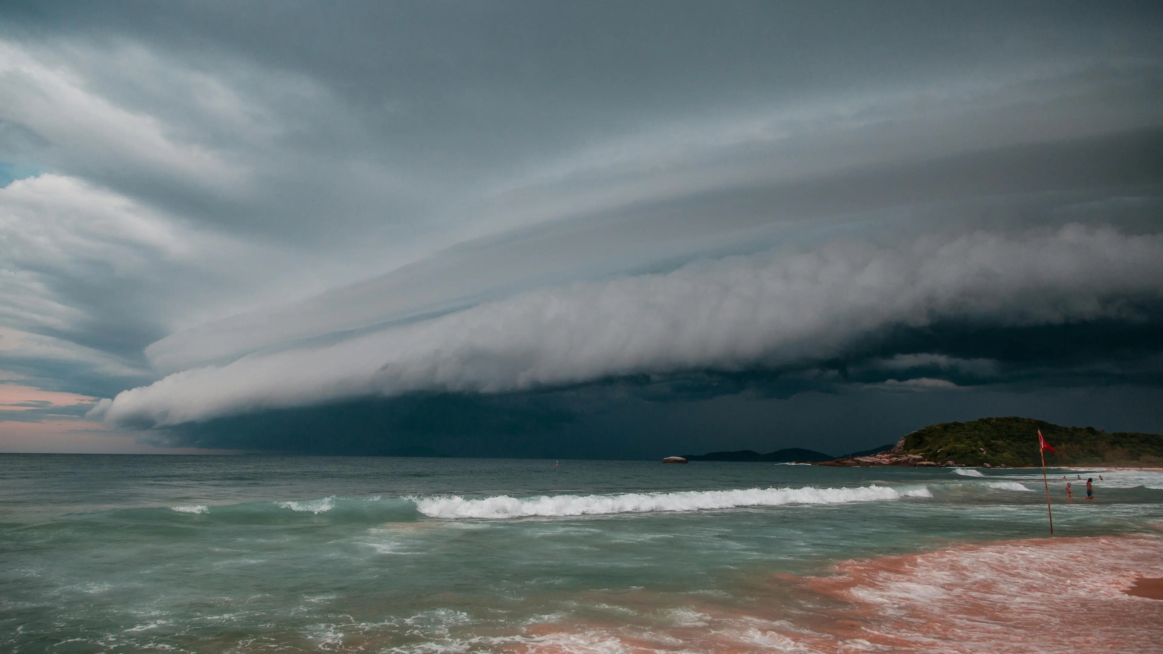 È il giorno del\u00A0ciclone: così la tempesta che arriva dal Mediterraneo si abbatterà sulla Calabria\n
