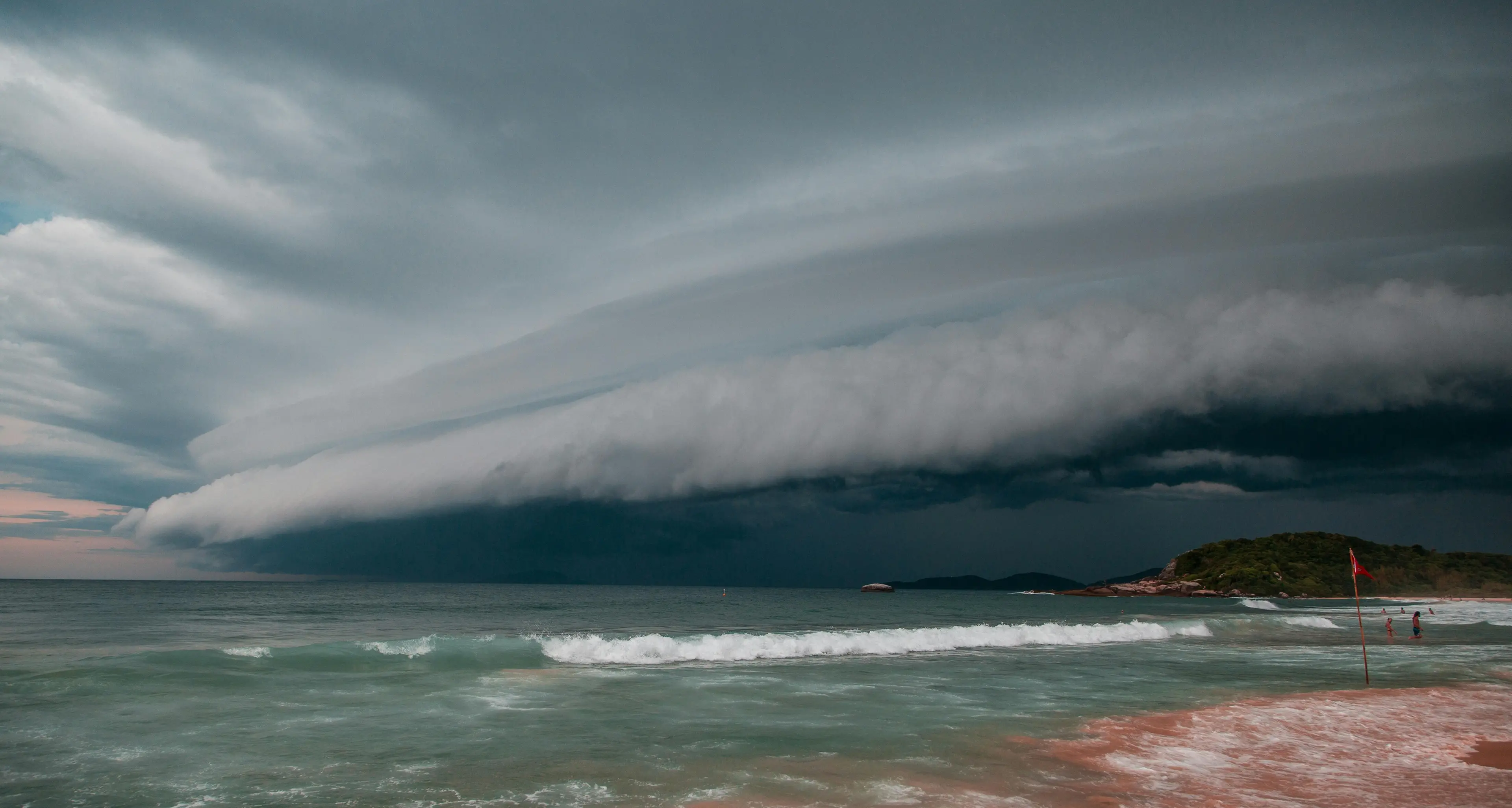 È il giorno del\u00A0ciclone: così la tempesta che arriva dal Mediterraneo si abbatterà sulla Calabria\n