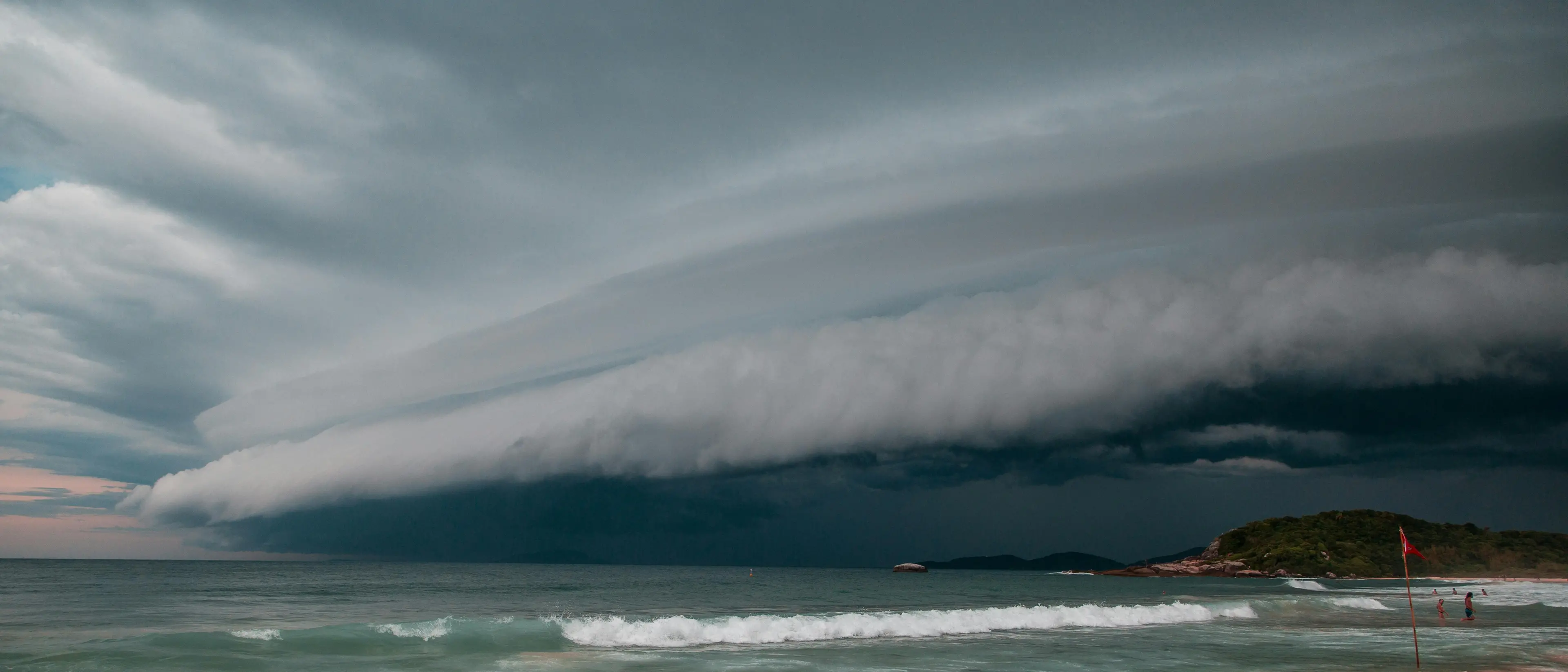 È il giorno del\u00A0ciclone: così la tempesta che arriva dal Mediterraneo si abbatterà sulla Calabria\n