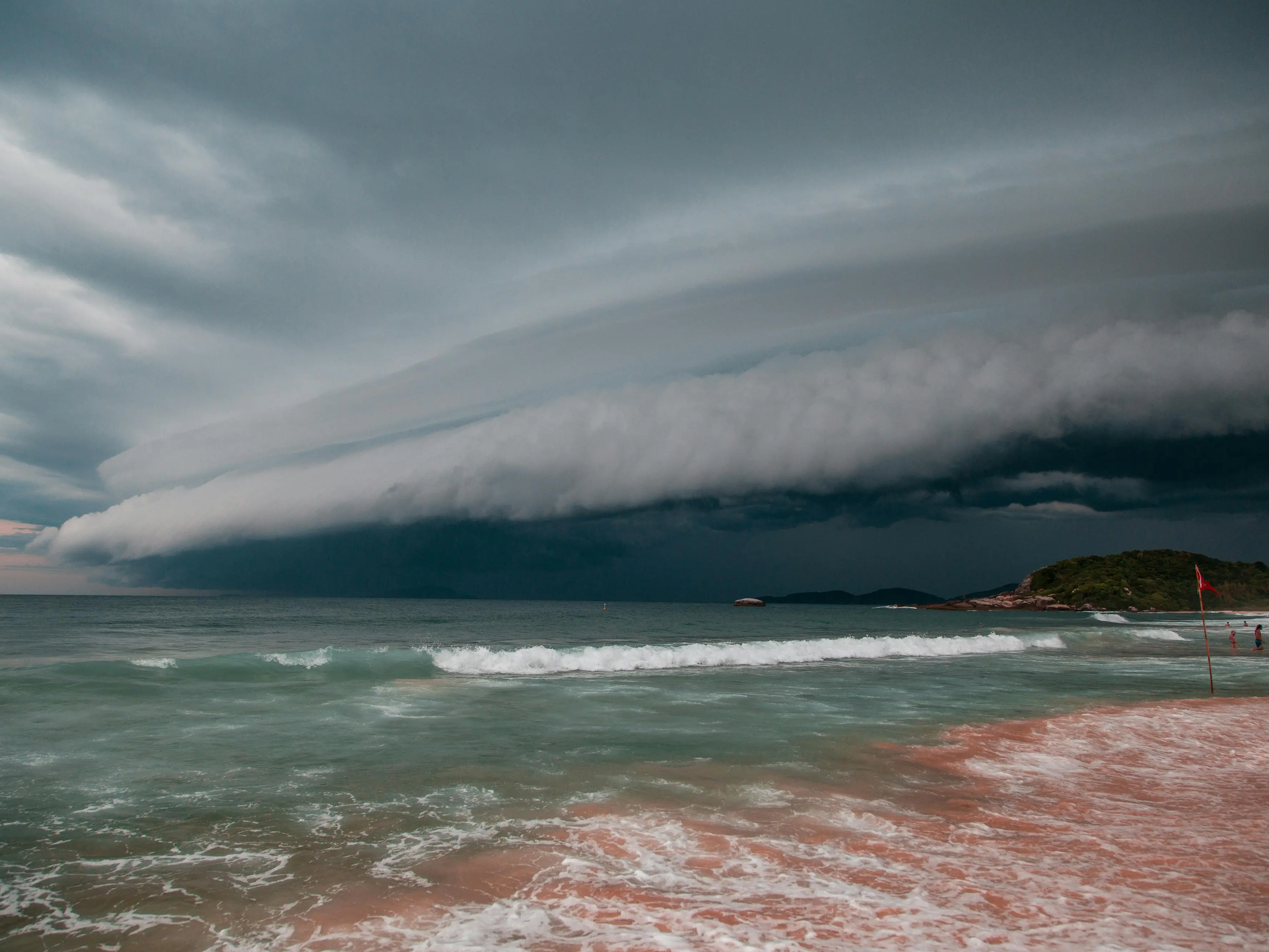Nils flagella la regione: raffiche oltre i 100 km/h, frane e mareggiate. In arrivo domani il ciclone di San Valentino