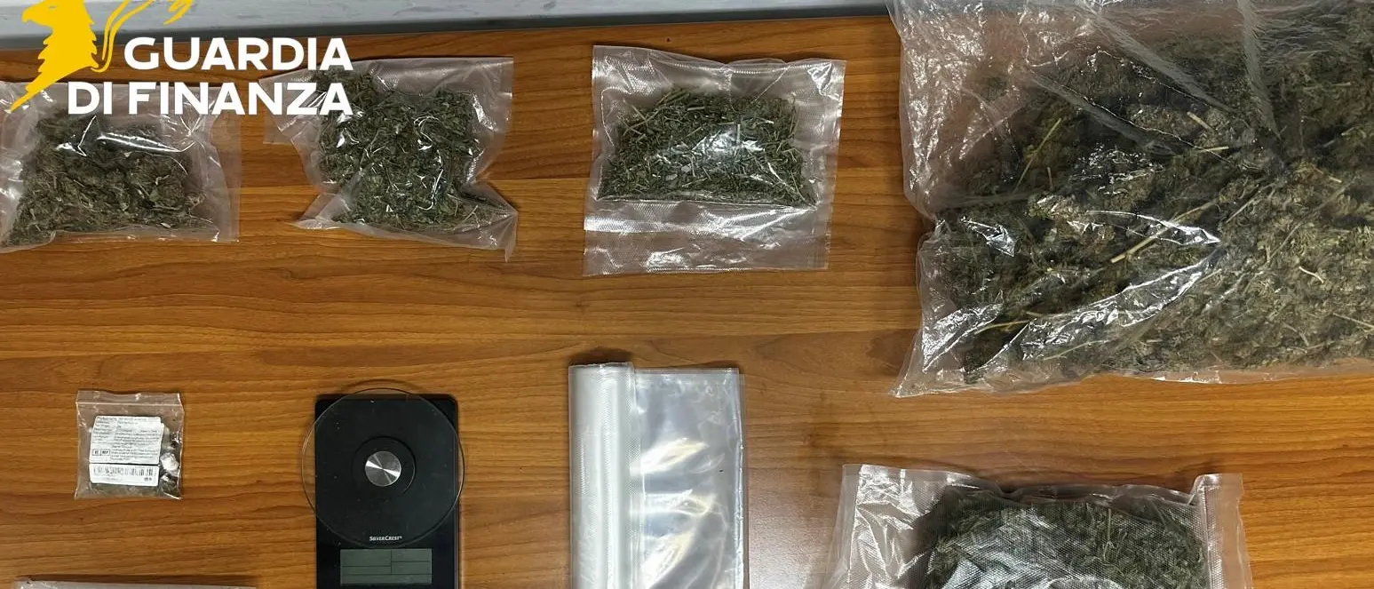 Isola Capo Rizzuto,\u00A0in casa\u00A0un\u00A0chilo\u00A0e mezzo di marijuana: arrestato 35enne\n