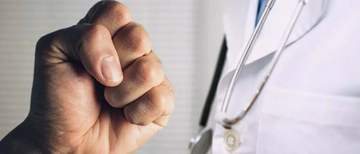 Crotone, medico aggredito in ospedale: il parente di un paziente tenta di strangolarlo\n