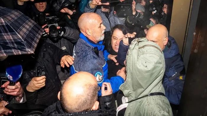 <p>La rabbia di una madre contro i&nbsp;Moretti (foto Ansa)</p>\\n , AFP