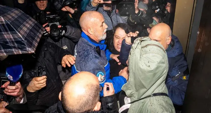 Crans Montana, i familiari delle vittime contro i Moretti: «Siete la mafia, avete pagato 200mila franchi ed è finita»\n