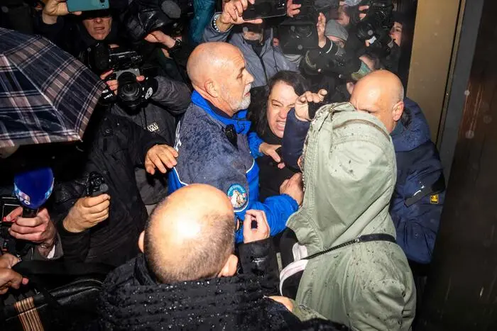 Crans Montana, i familiari delle vittime contro i Moretti: «Siete la mafia, avete pagato 200mila franchi ed è finita»\n