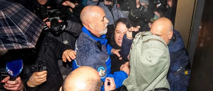 Crans Montana, i familiari delle vittime contro i Moretti: «Siete la mafia, avete pagato 200mila franchi ed è finita»\n