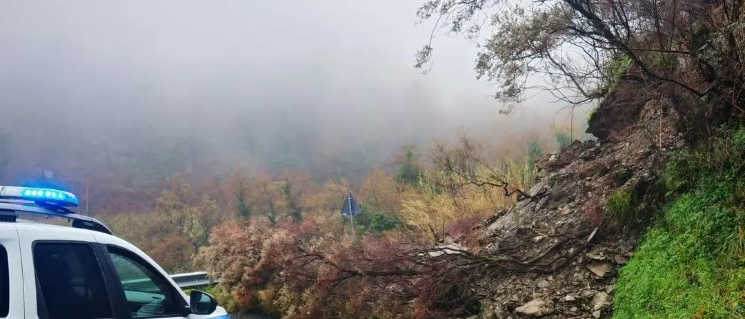 Frana a Fuscaldo, chiusa la provinciale per Pesco: versante ancora instabile\n