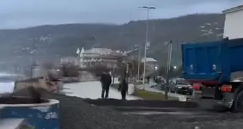 Mareggiate in arrivo, il sindaco di Cetraro Aieta spiega l’emergenza sul lungomare: «Sabbia per smorzare la furia del mare» – VIDEO