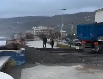 Mareggiate in arrivo, il sindaco di Cetraro Aieta spiega l’emergenza sul lungomare: «Sabbia per smorzare la furia del mare» – VIDEO