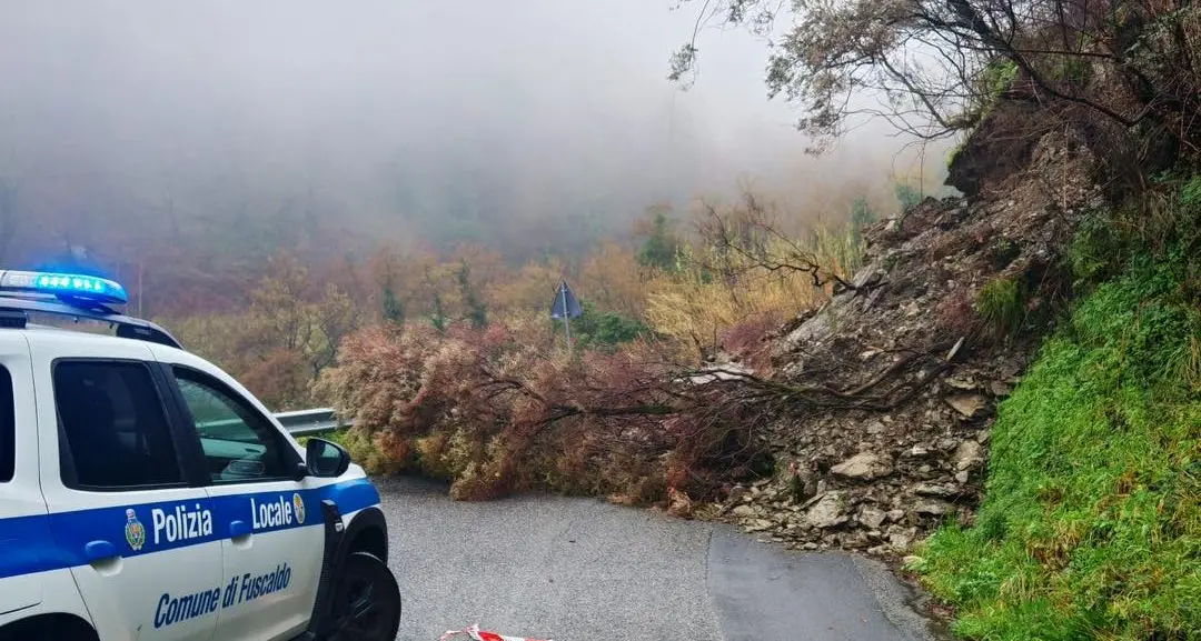 Il maltempo si abbatte sul Tirreno, frana sulla strada provinciale a Fuscaldo: traffico interrotto\n