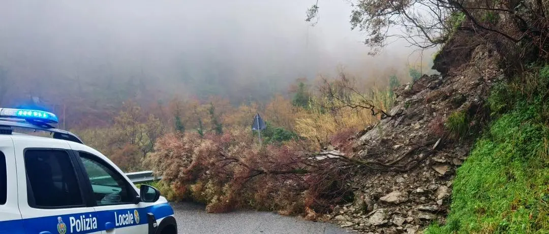 Il maltempo si abbatte sul Tirreno, frana sulla strada provinciale a Fuscaldo: traffico interrotto\n
