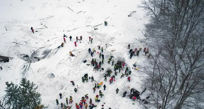 Rigopiano, condannati i funzionari e assolti i vertici: perché alla fine pagano sempre “quelli di mezzo” per 29 morti che «si potevano e si dovevano salvare»