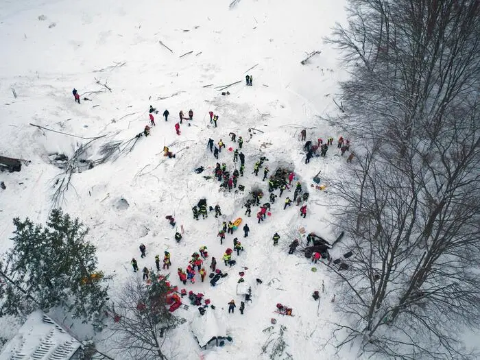 Rigopiano, condannati i funzionari e assolti i vertici: perché alla fine pagano sempre “quelli di mezzo” per 29 morti che «si potevano e si dovevano salvare»