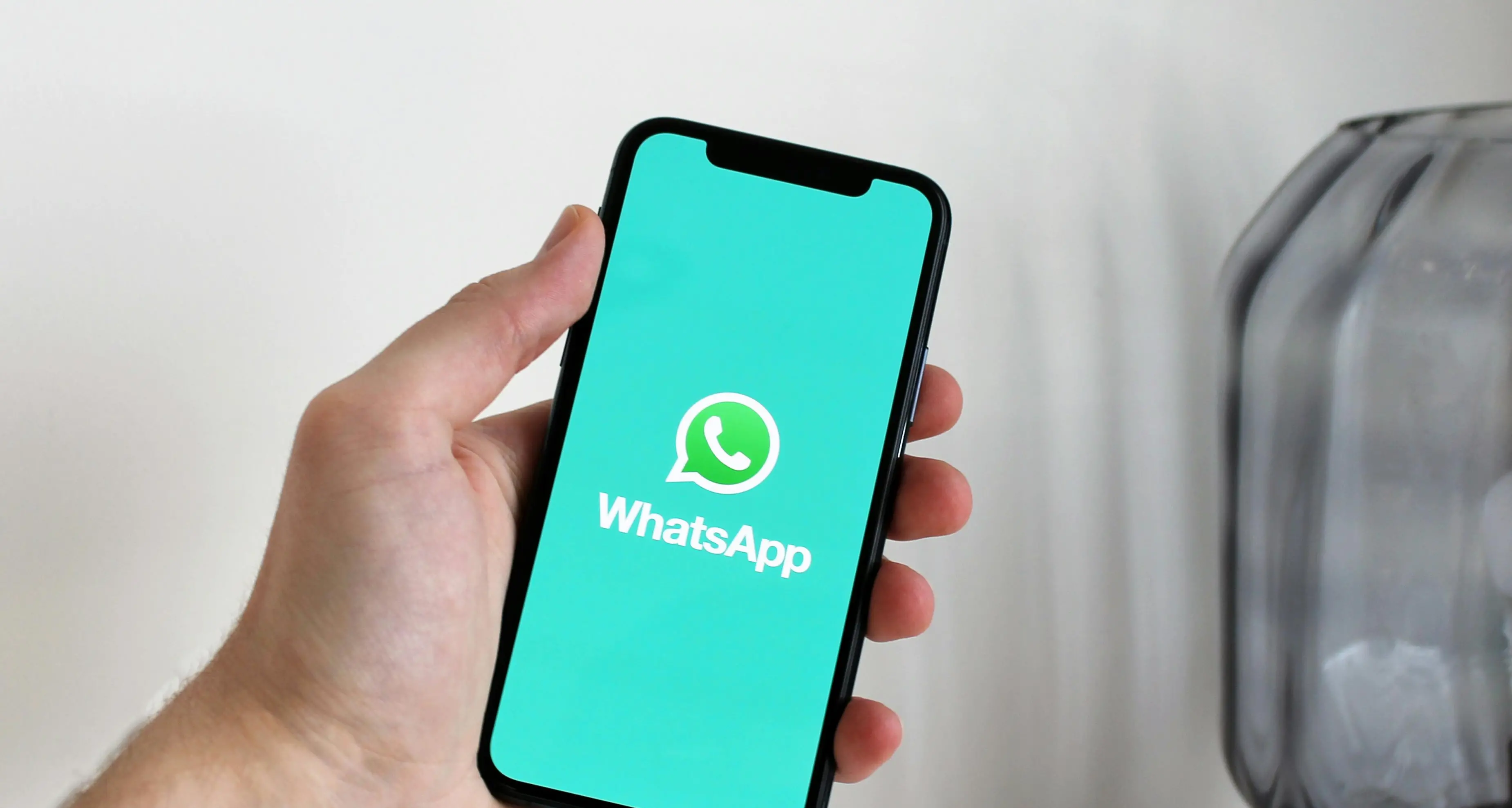 Putin contro WhatsApp, Mosca prova a spegnerla per spingere 100 milioni di russi verso la “super-app” di Stato\n