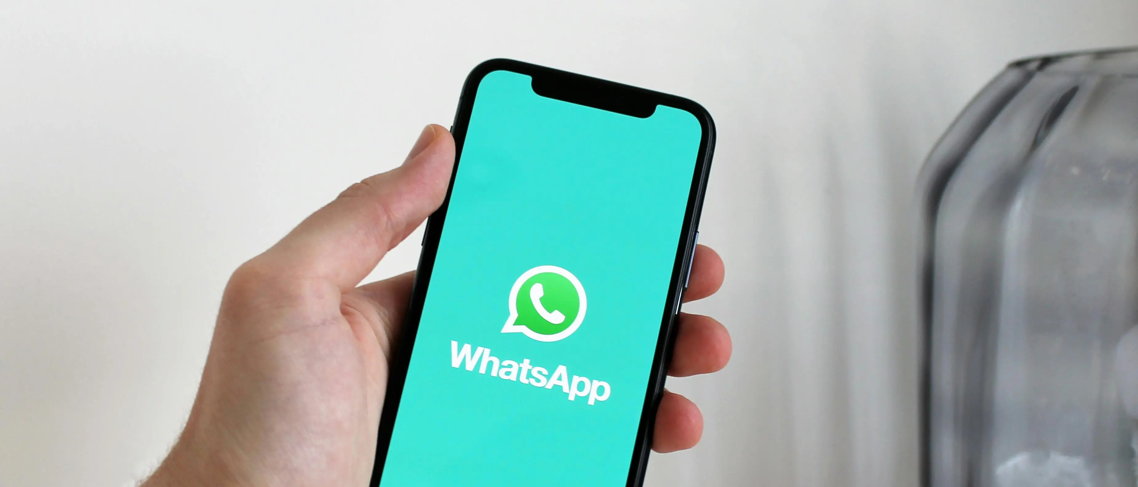 Putin contro WhatsApp, Mosca prova a spegnerla per spingere 100 milioni di russi verso la “super-app” di Stato\n