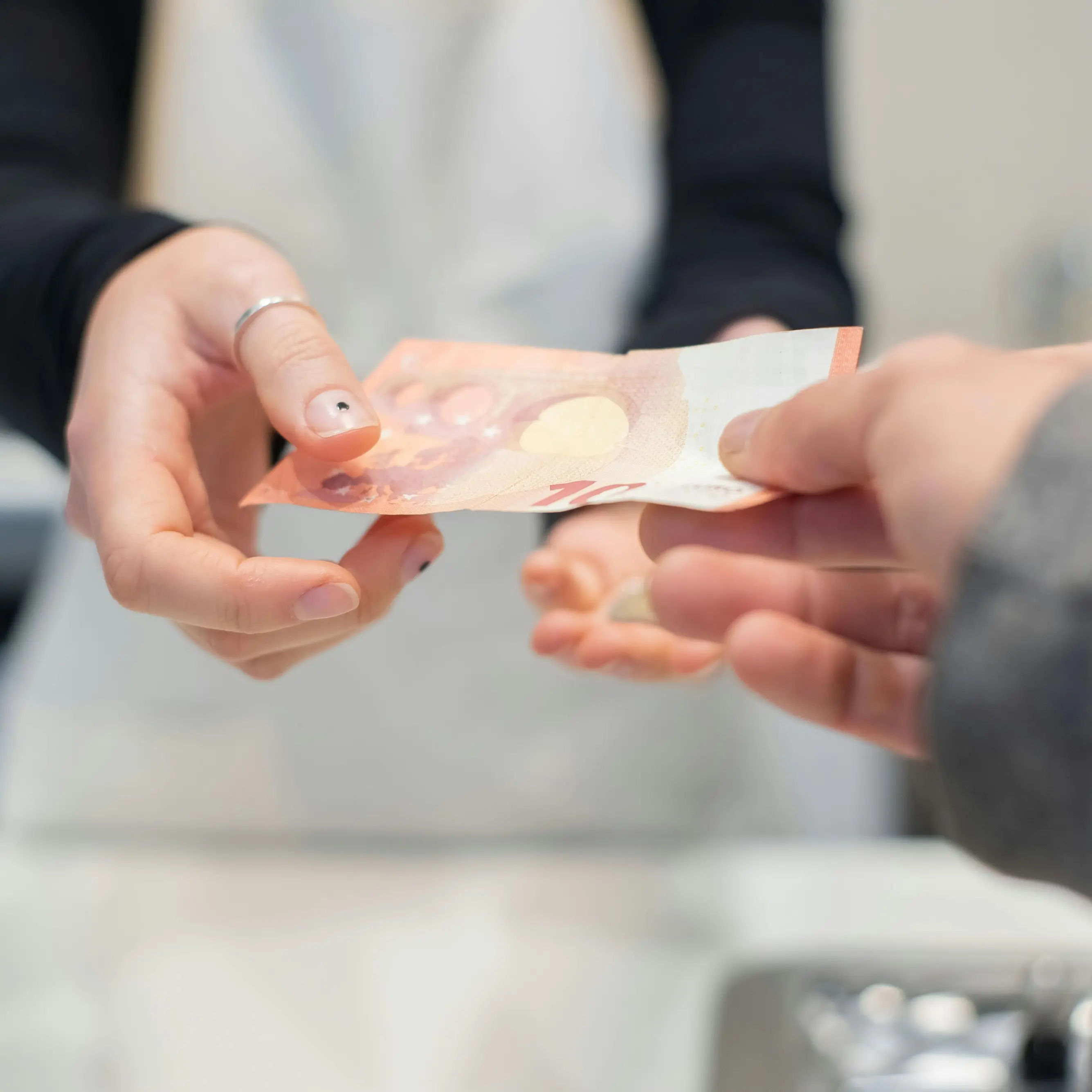 Stessa carriera, meno pensione: nel 2060 assegno ridotti di oltre un terzo,\u00A0coprirà solo il 64% dell’ultimo stipendio\n