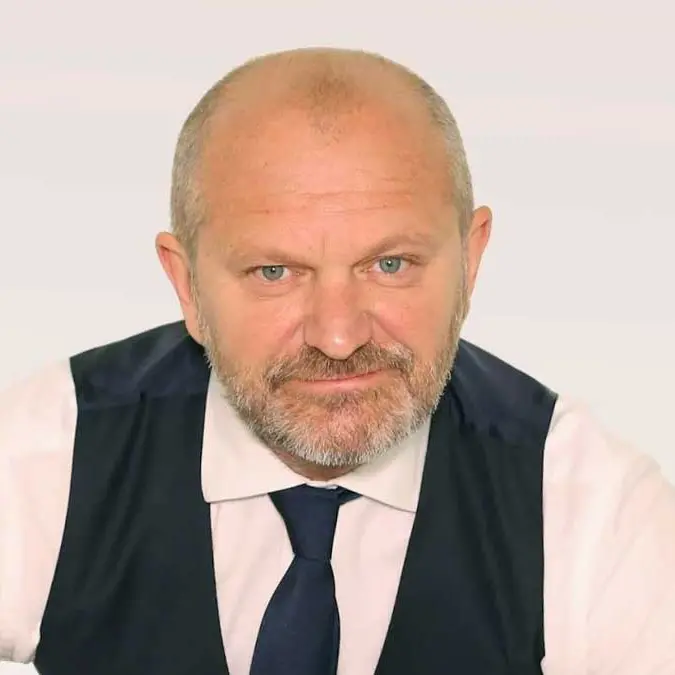 Pucci “sceglie” Corona contro Mediaset: il video virale, l’uscita pubblica e la serata evento che ora rischia di saltare\n