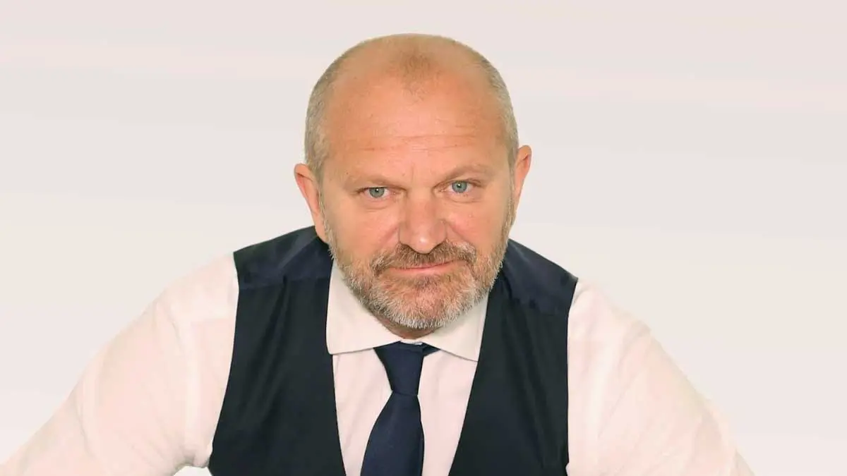 Pucci “sceglie” Corona contro Mediaset: il video virale, l’uscita pubblica e la serata evento che ora rischia di saltare\n