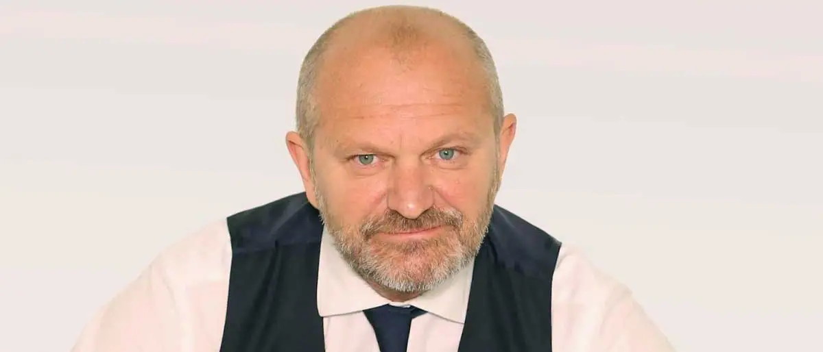 Pucci “sceglie” Corona contro Mediaset: il video virale, l’uscita pubblica e la serata evento che ora rischia di saltare\n