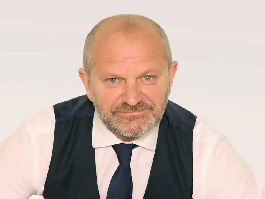 Pucci “sceglie” Corona contro Mediaset: il video virale, l’uscita pubblica e la serata evento che ora rischia di saltare