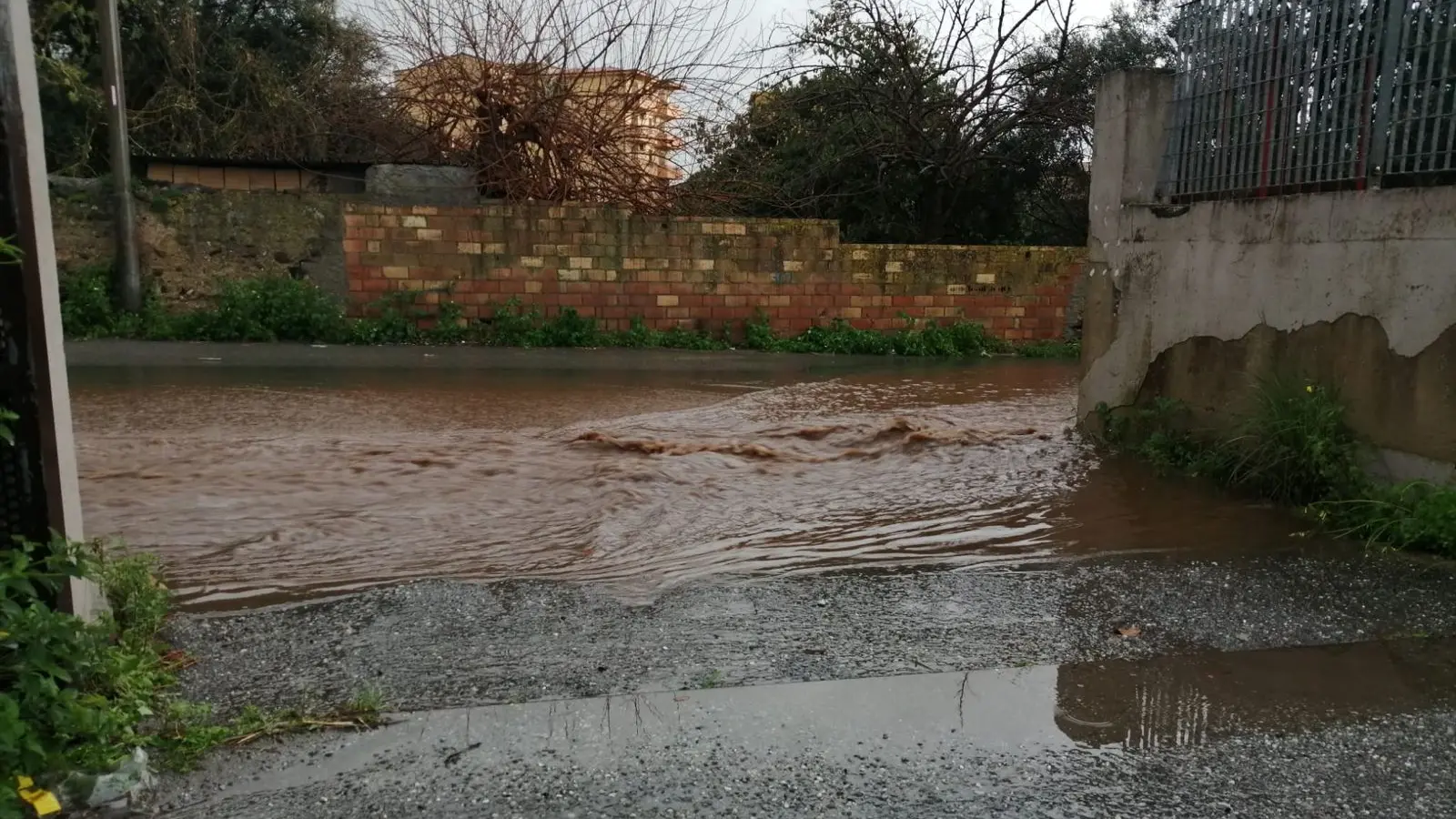 Catona, emergenza e degrado all’I.C. “Radice Alighieri”: i genitori denunciano «Promesse disattese, situazione inaccettabile» –\u00A0FOTO\n