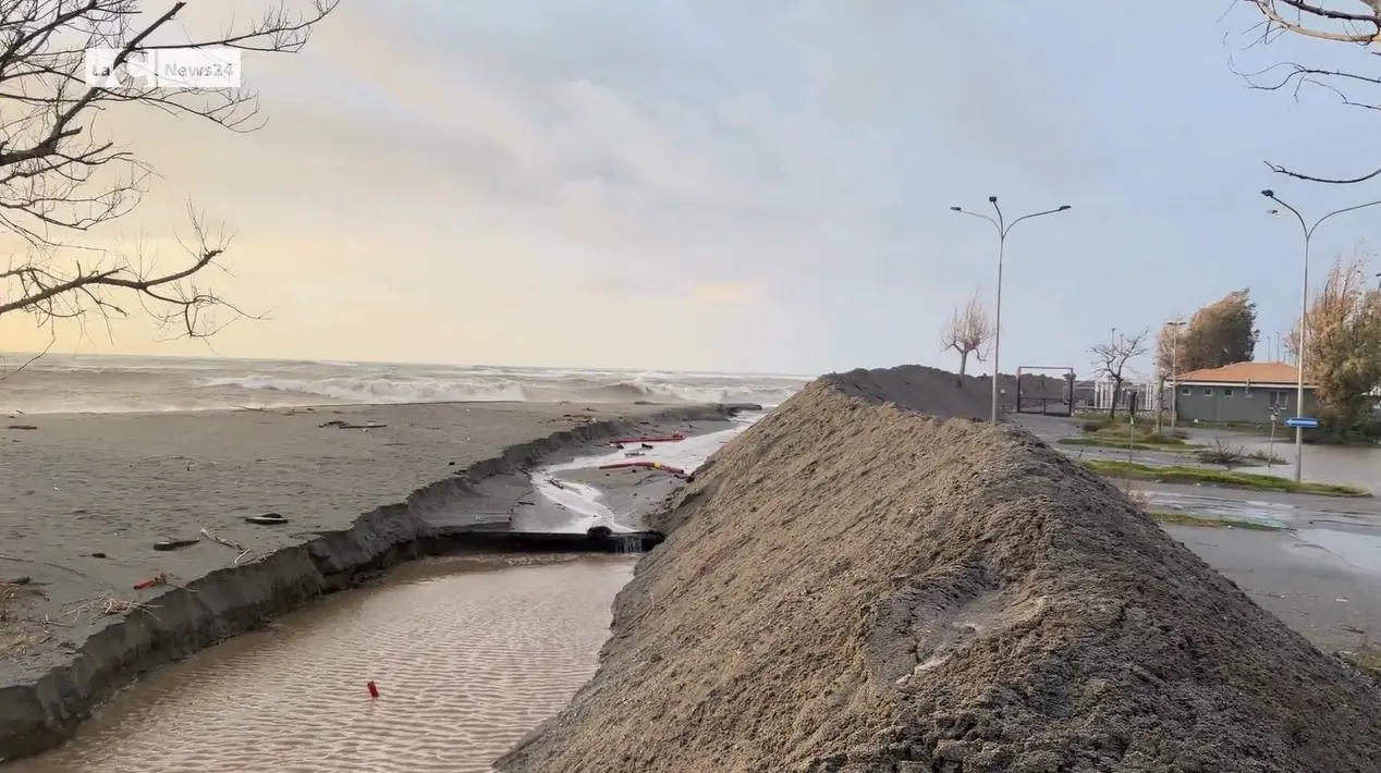 Ciclone Nils, mareggiata a Nocera