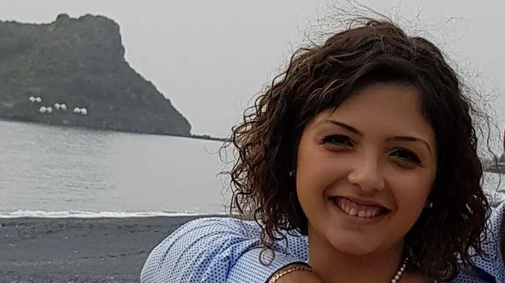 <p>Francesca Nepita cinta dalle braccia del marito Giuseppe in un momento di spensieratezza</p>\\n