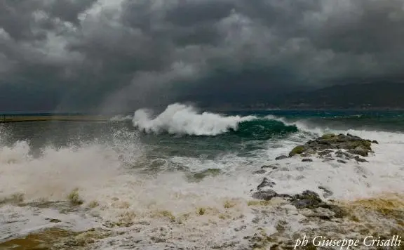 Maltempo nel Vibonese, sarà una notte difficile: la Protezione civile rafforza l’allarme: «Fare massima attenzione»\n
