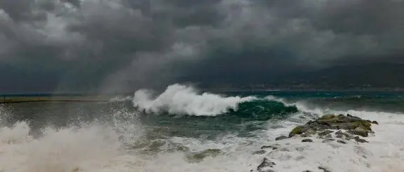 Maltempo nel Vibonese, sarà una notte difficile: la Protezione civile rafforza l’allarme: «Fare massima attenzione»\n