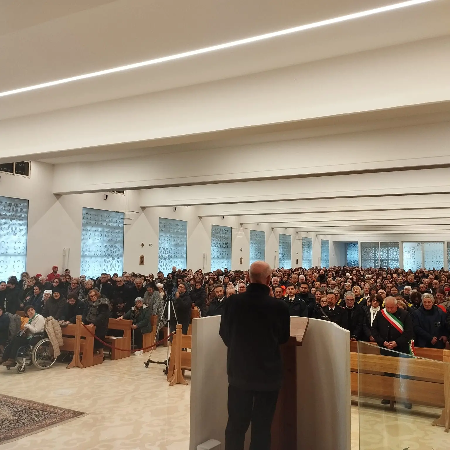 Allo Scoglio una folla in preghiera per gli ammalati. La\u00A0celebrazione guidata dal vescovo Oliva\n