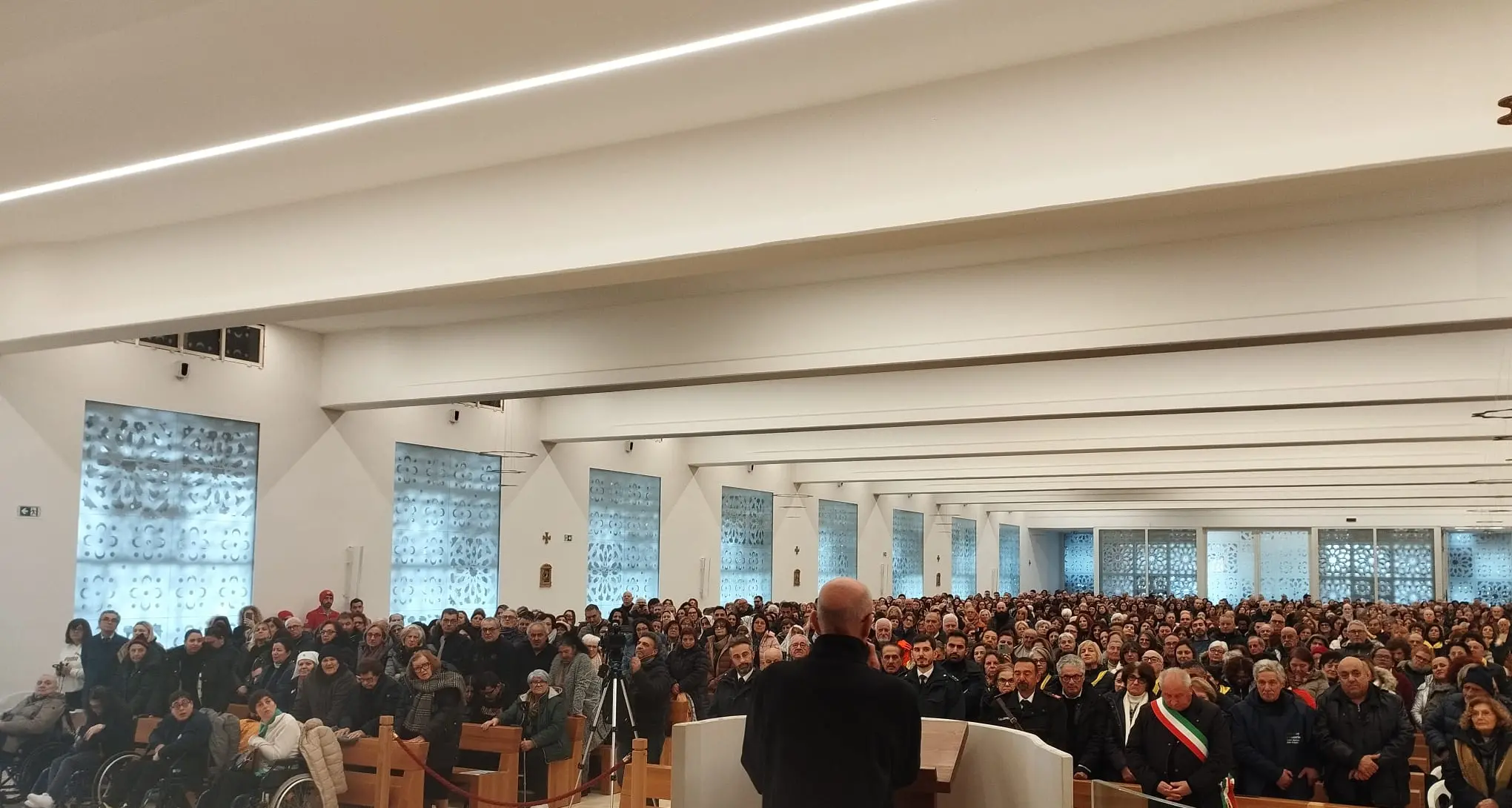 Allo Scoglio una folla in preghiera per gli ammalati. La\u00A0celebrazione guidata dal vescovo Oliva\n