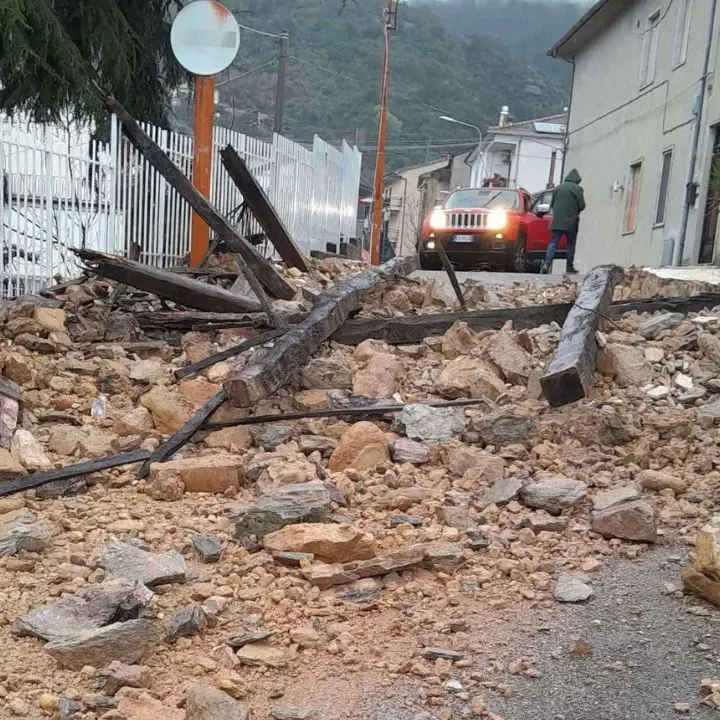 Rose, crolla fabbricato su via San Giovanni: scuole chiuse\n