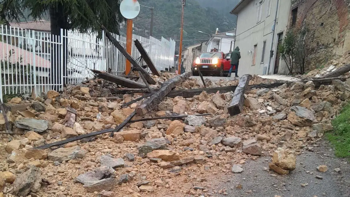 Rose, crolla fabbricato su via San Giovanni: scuole chiuse\n