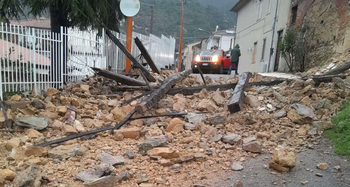 Rose, crolla fabbricato su via San Giovanni: scuole chiuse\n