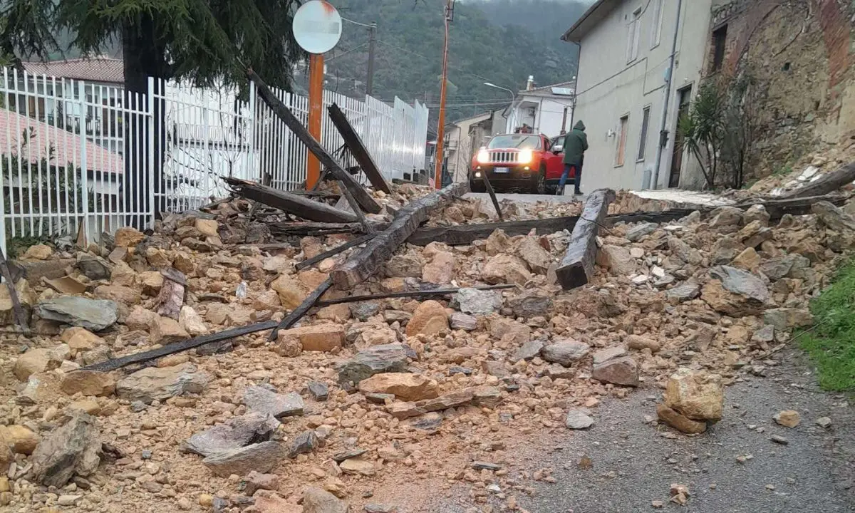 Rose, crolla fabbricato su via San Giovanni: scuole chiuse\n