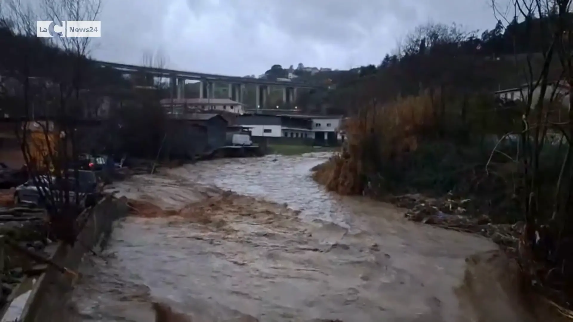 Maltempo in Calabria, esonda il Busento tra Cosenza e Dipignano
