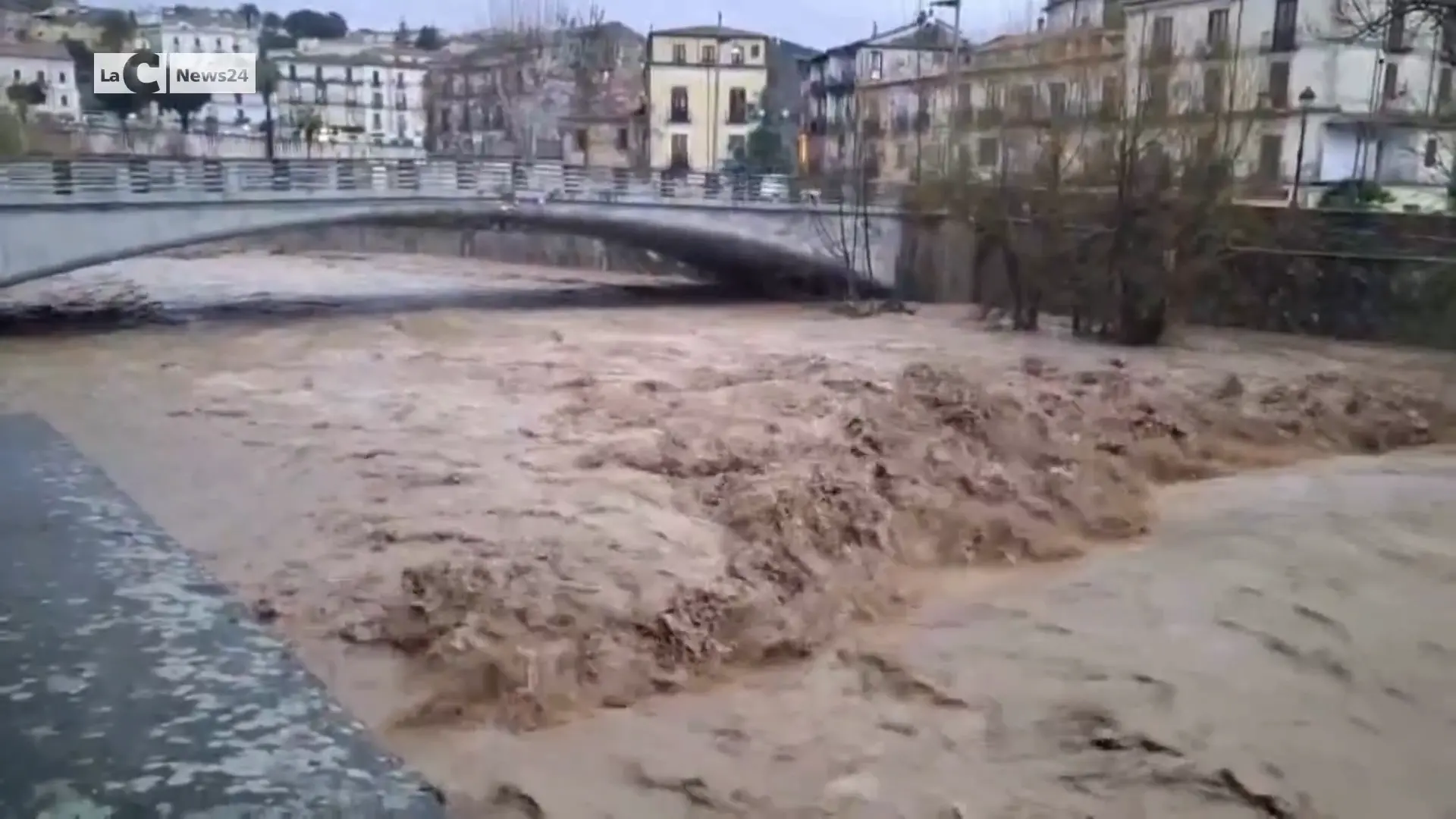 Maltempo, Busento e Crati ingrossati a Cosenza