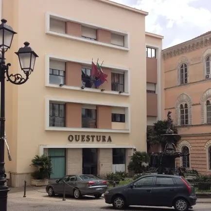 Violenze in discoteca: bottigliata in testa, minacce e rapina a due persone