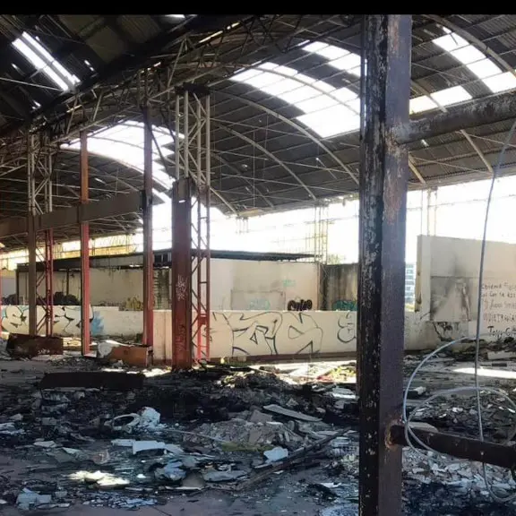 Amianto a Crotone, l’associazione Cittadini Liberi diffida la Regione: «All’ex Mercato Generale una bomba ecologica»\n