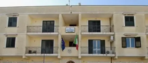 Uomo armato di coltello semina il panico nel Reggino: arrestato 55enne per lesioni e resistenza a pubblico ufficiale\n