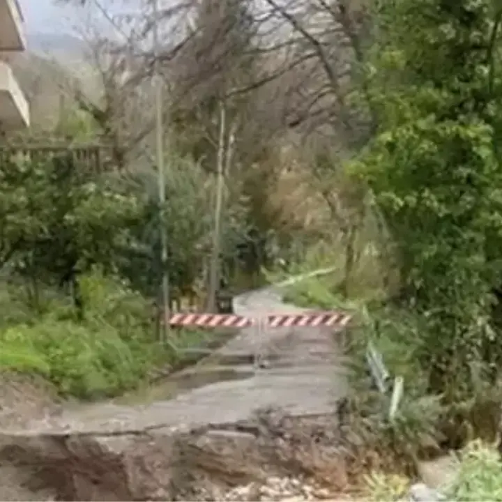 Maltempo, crolla una strada a Lamezia e un intero quartiere resta isolato\n